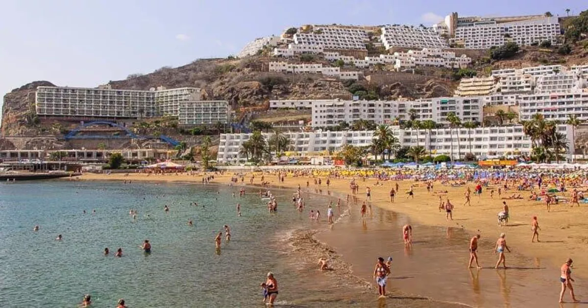 Turistas en Puerto Rico, perteneciente a Mogán que ha estrenado su tasa turística / HOLA ISLAS CANARIAS