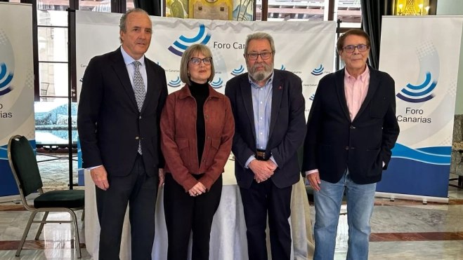 Cándido Méndez junto a los organizadores del Foro Canarias / AH