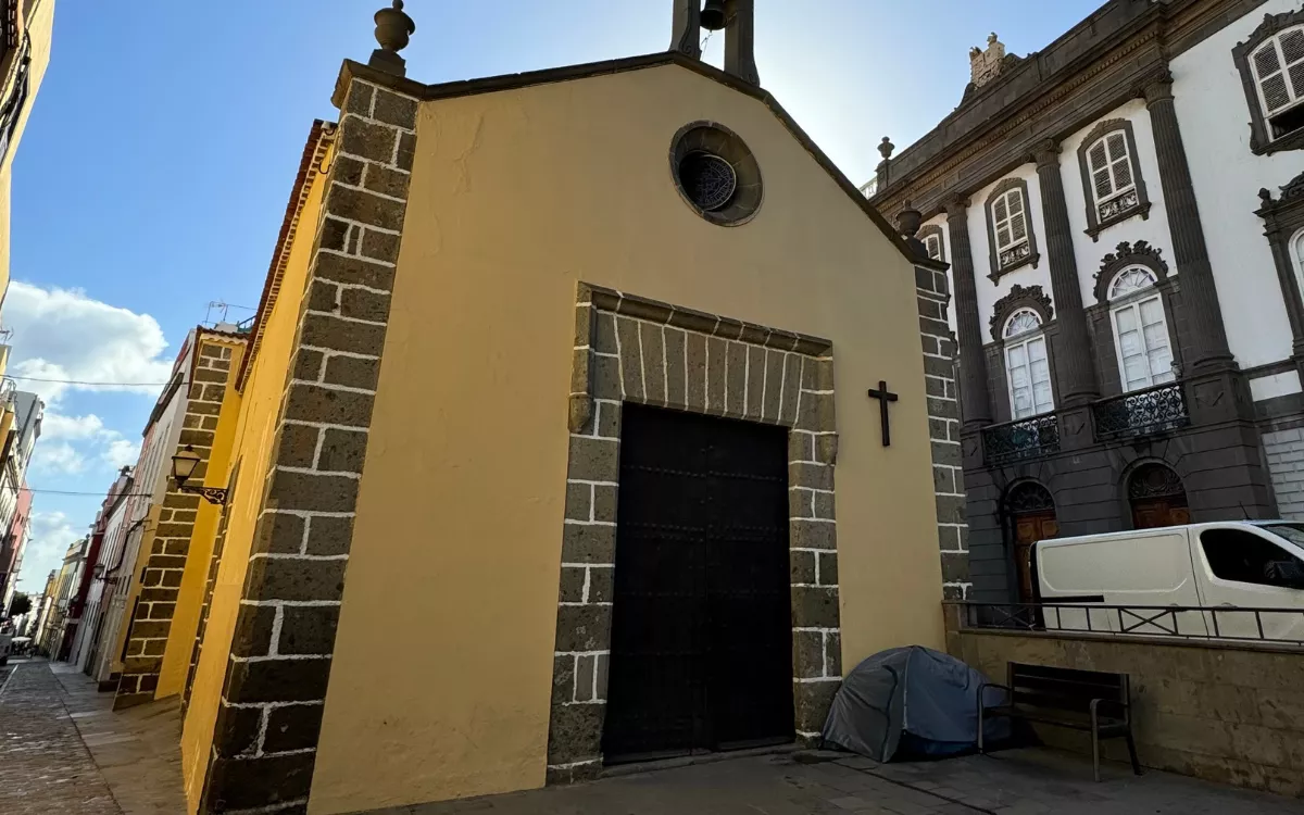Canarias logra la mayor reducción de pobreza en una década. En la imagen, una persona sin hogar acampa en la plaza Espíritu Santo. / AH
