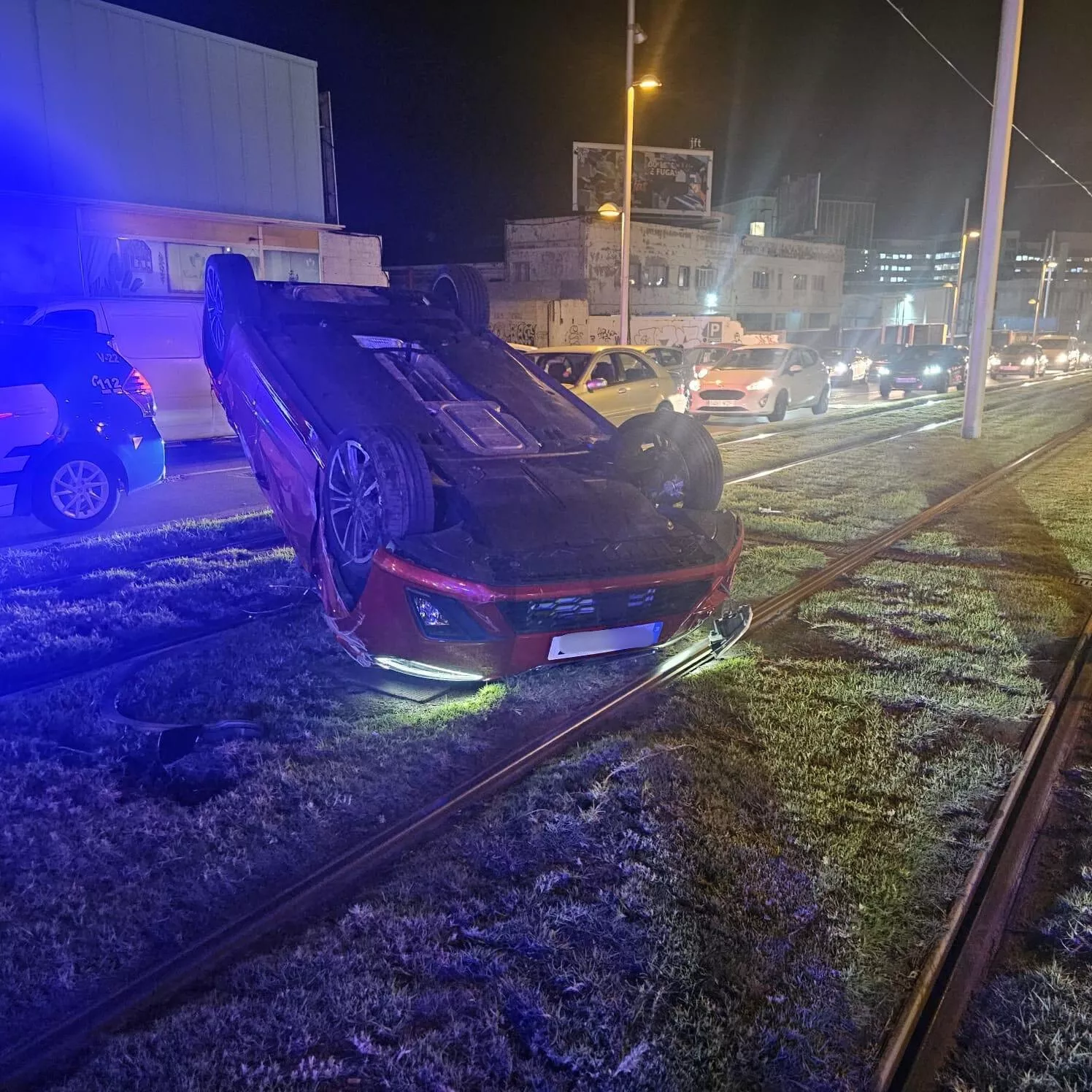 Tranvía desalojado después de que un coche dé dos vueltas de campana y caiga en la vía en La Laguna./ POLICÍA LOCAL LL