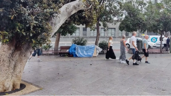 Unos turistas pasean por la Plaza de La Concordia meses antes de que se cayese el ficus. / AH
