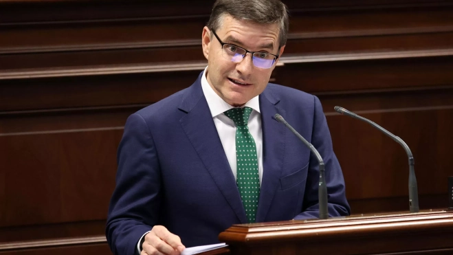 El portavoz de Vox, Nicasio Galván, interviene en el debate general sobre el estado de la nacionalidad que se celebra este martes en el Parlamento de Canarias. 