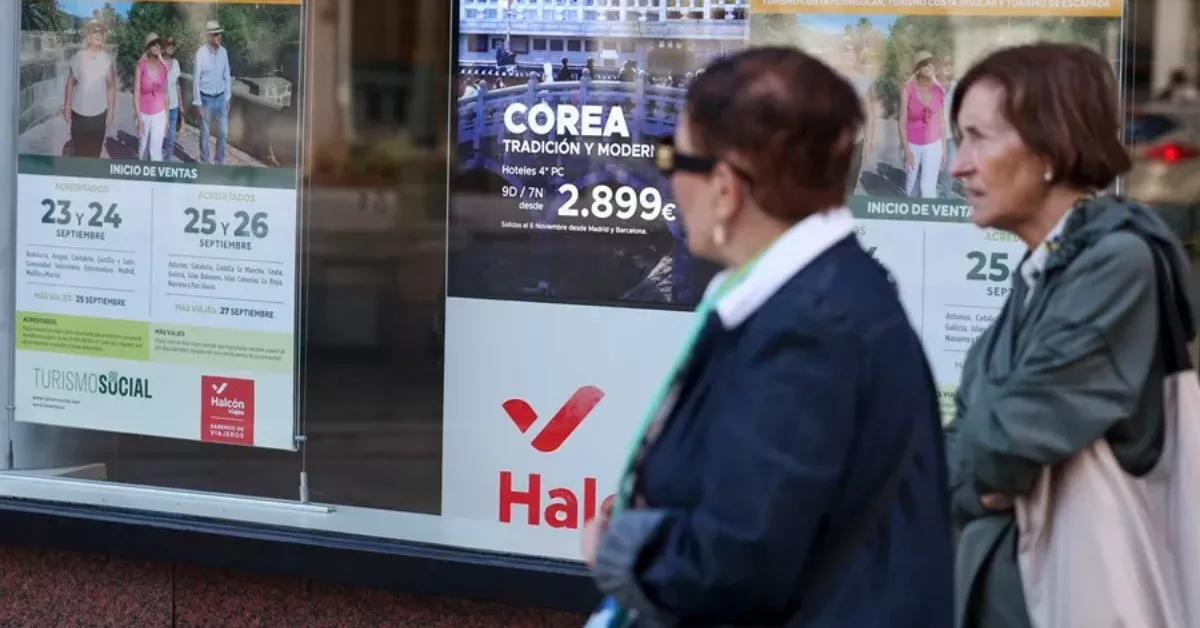 Dos mujeres pasan delante de una agencia de viajes / EFE