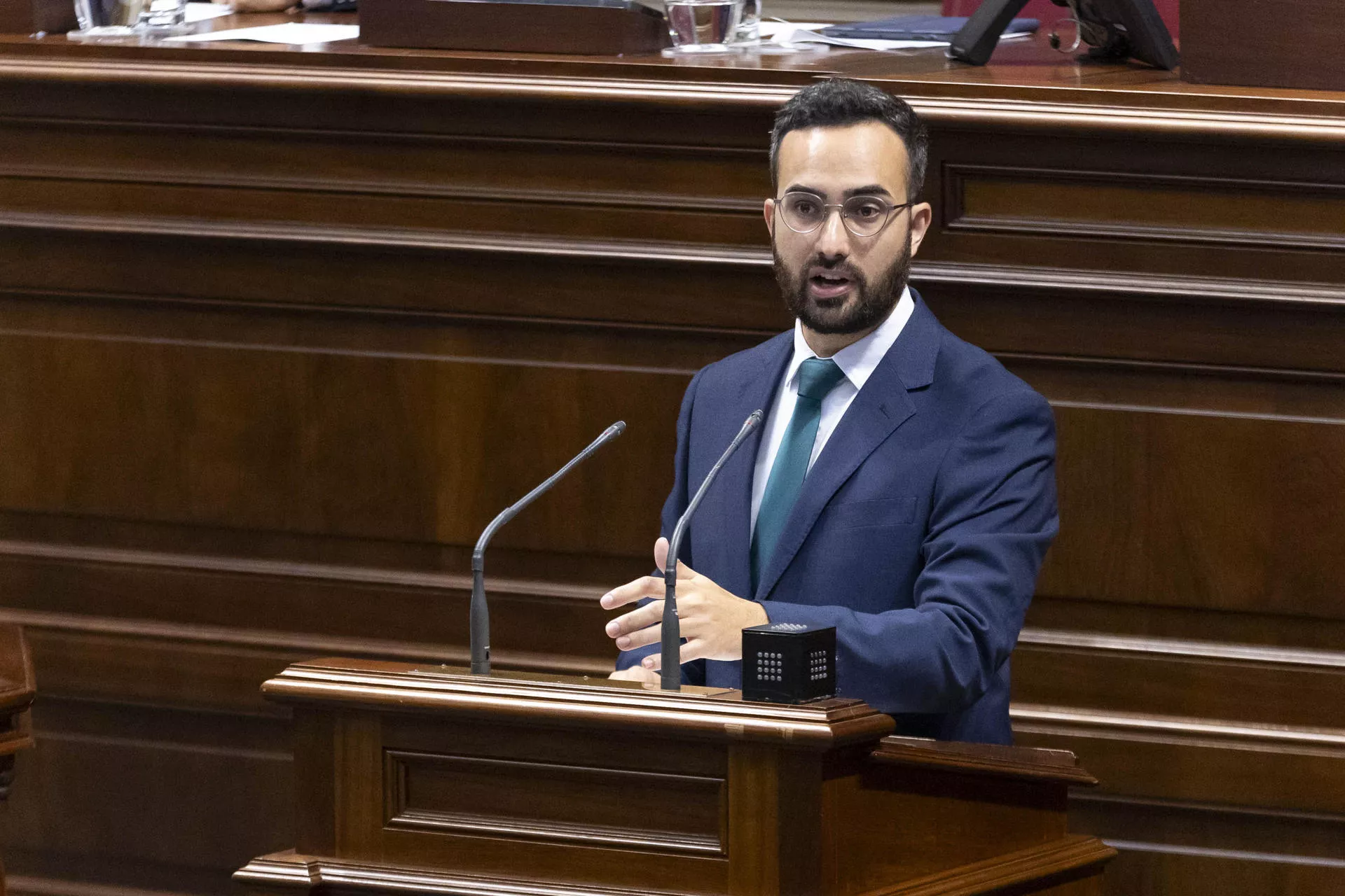 El diputado del grupo Mixto, Raúl Acosta, interviene en la segunda jornada del debate sobre la Nacionalidad Canaria. / EFE - MIGUEL BARRETO