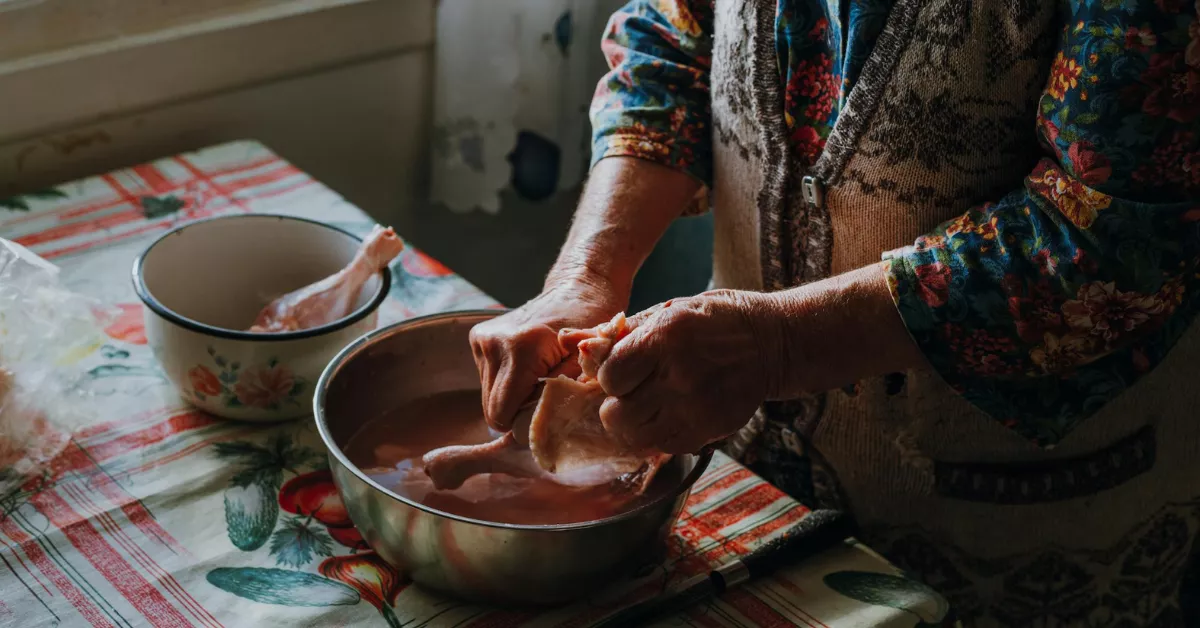 Imagen de una abuela cocinando comida típica / PEXELS
