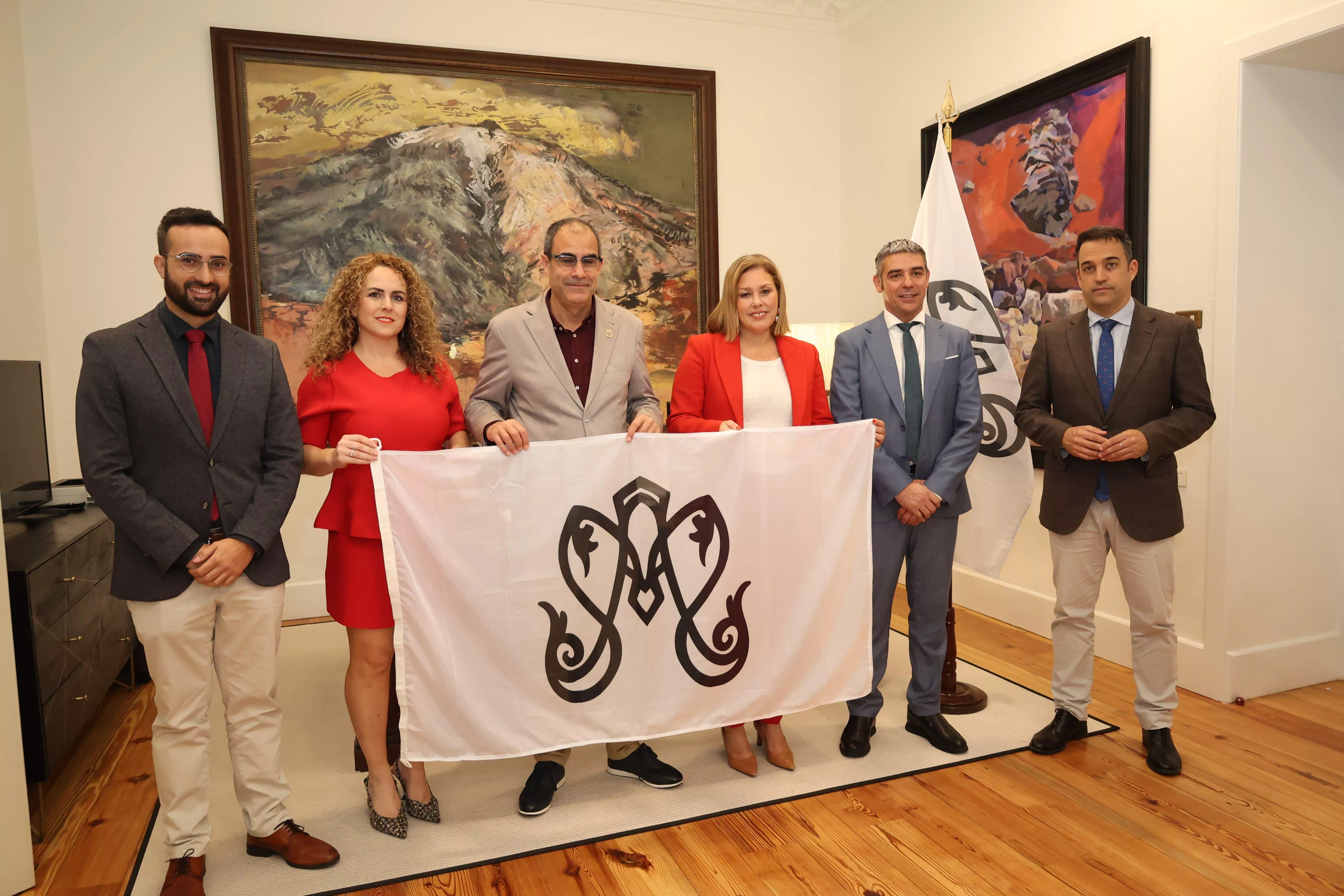 Recepción en el Parlamento de Canarias de la bandera de la Bajada de la Virgen de Los Reyes. / CEDIDA