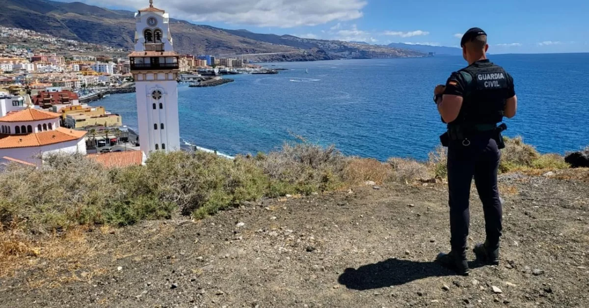 Un agente del grupo GRS-8 de la Guardia Civil en Tenerife observa la basílica de La Candelaria./ CEDIDA