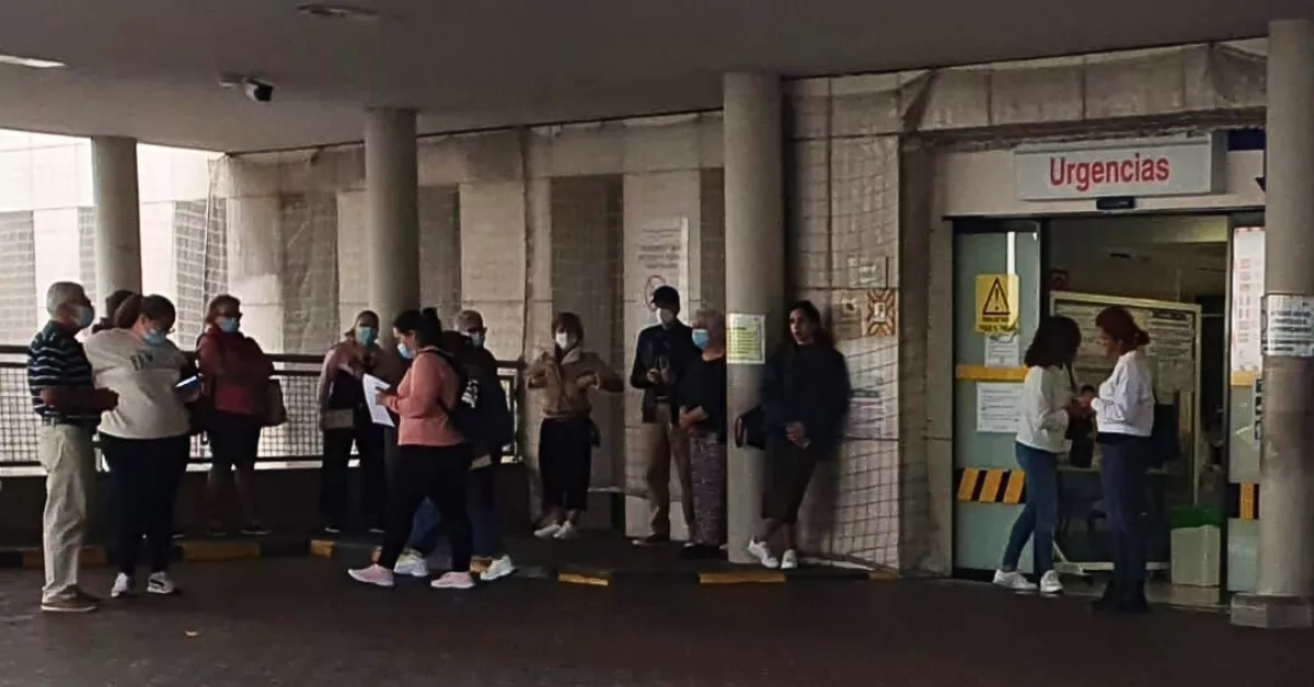 Personas esperando por fuera del Servicio de Urgencias a que sus familiares sean atendidos / ASAMBLEA7ISLAS