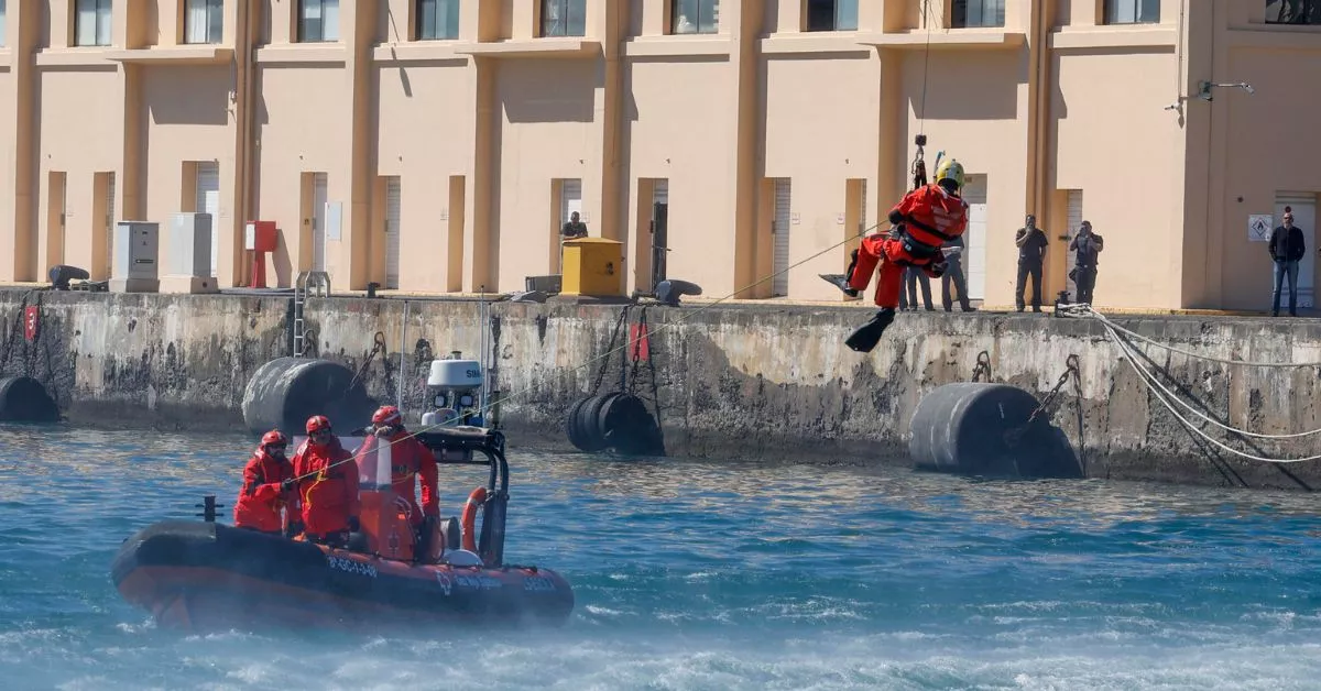 Salvamento Marítimo rescatada a un marinero durante el simulacro realizado en el Puerto de Las Palmas contra un vertido. / EFE / ELVIRA URQUIJO