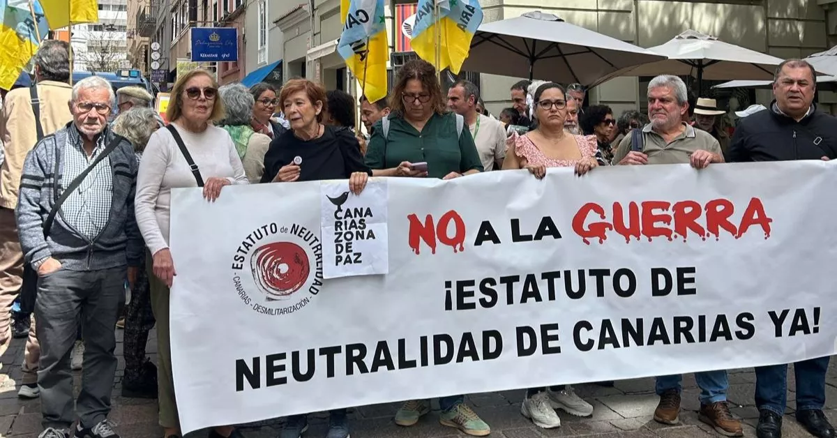 Movilización en el exterior del Parlamento de Canarias pidiendo un Estatuto de Neutralidad para Canarias. / ATLÁNTICO HOY 