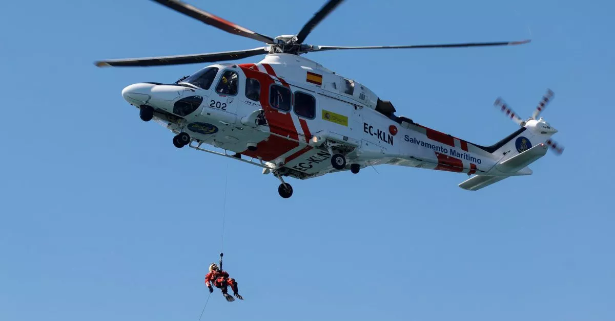 Un helicóptero de Salvamento Marítimo. / EFE / ELVIRA URQUIJO