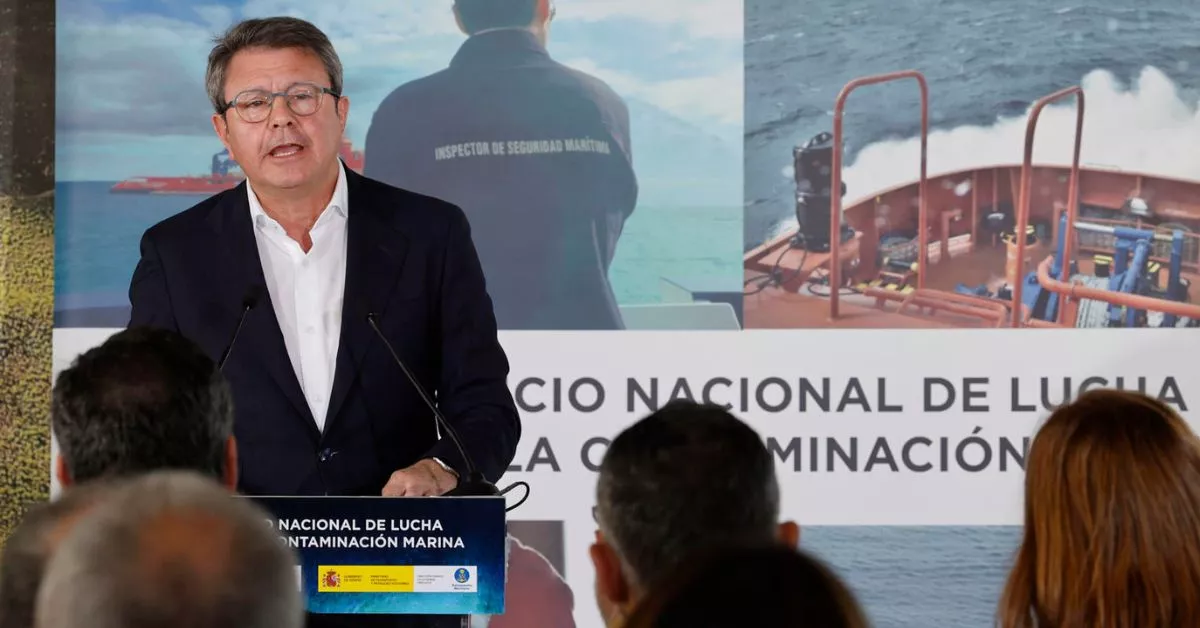 El secretario de Estado de Transportes y Movilidad Sostenible, José Antonio Santano, durante su intervención en la presentación del simulacro contra la contaminación marina en el Puerto de Las Palmas. EFE/ ELVIRA URQUIJO