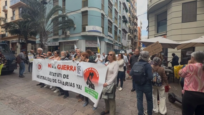 Movilización por fuera del Parlamento de Canarias para el Estatuto de Neutralidad. / ATLÁNTICO HOY Movilización por fuera del Parlamento de Canarias para el Estatuto de Neutralidad. / ATLÁNTICO HOY