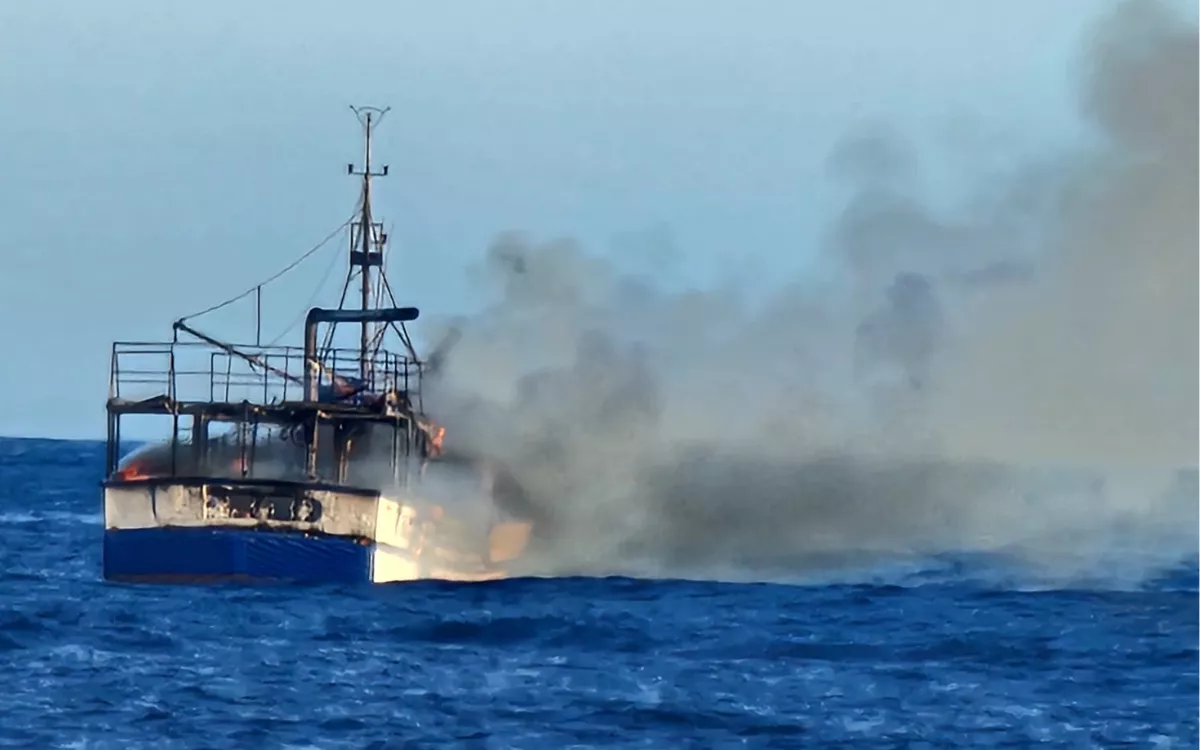 Rescatan a tres marineros tras un incendio en un pesquero cerca de Gran Canaria. / AH