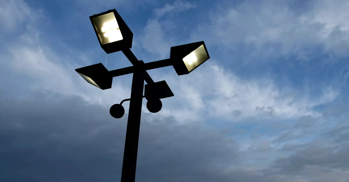 Farola bajo cielo nocturno. /Canva