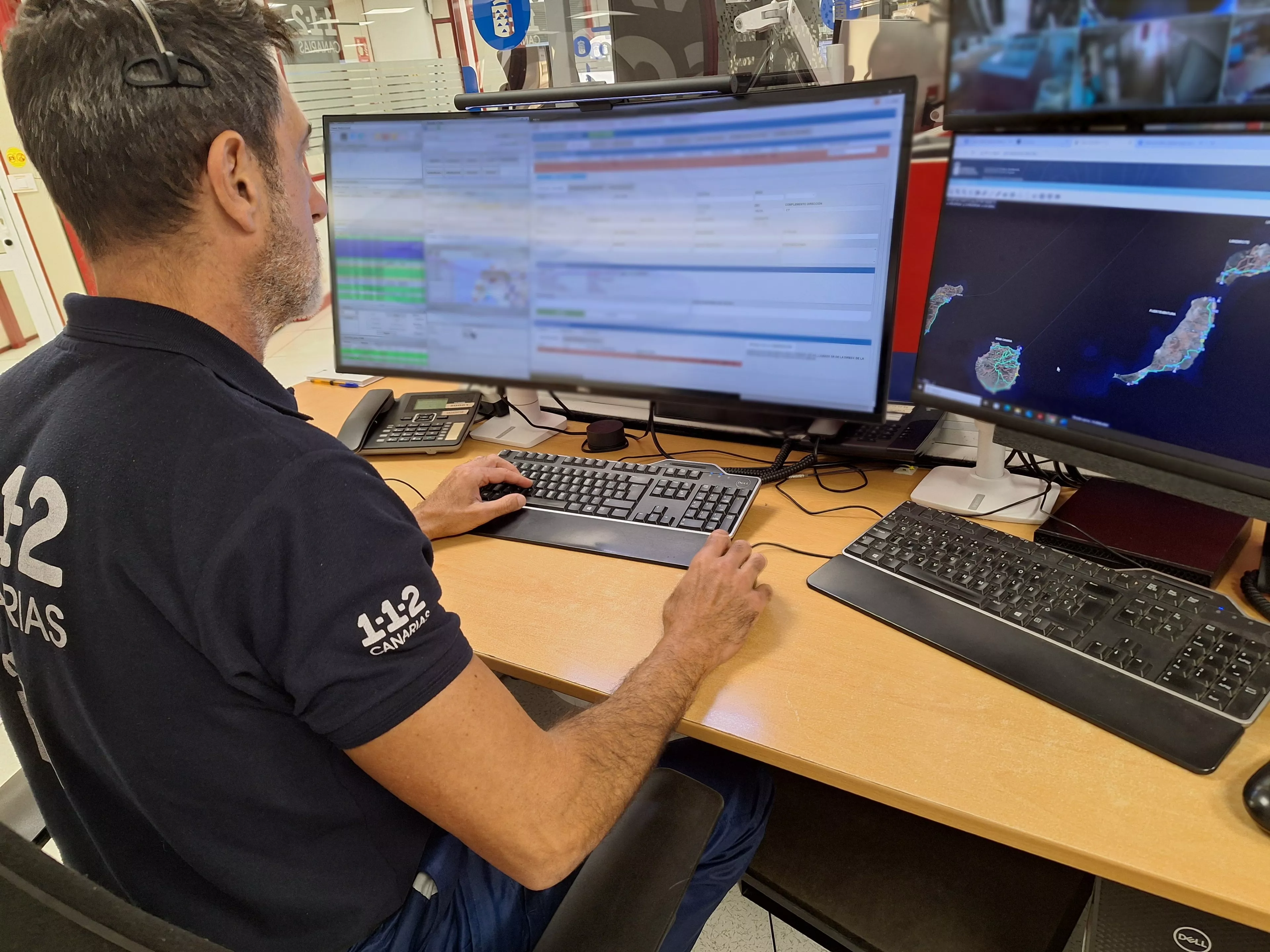 El área de Seguridad y Emergencias del Gobierno de Canarias atendiendo una urgencia. / 112