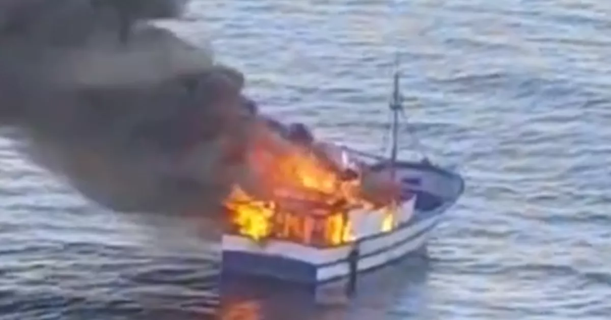 Incendio que provocó el hundimiento del pesquero 'Montes y Sabino' frente a las costas de Telde (Gran Canaria)./ SALVAMENTO MARÍTIMO