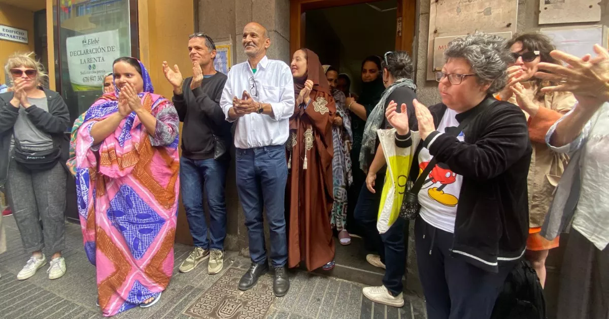 Las familias celebran la paralización del desahucio / ATLÁNTICO HOY