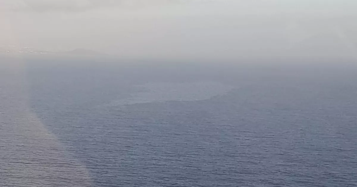 Mancha de gasoil y aceite dejada por el hundimiento del pesquero 'Montes y Sabino' frente a las costas de Telde, en Gran Canaria./ DELEGACIÓN DEL GOBIERNO