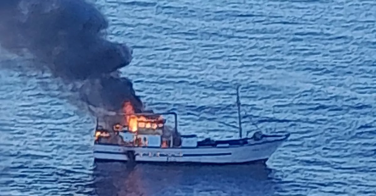 Incendio en el pesquero 'Montes y Sabino' en aguas de Gran Canaria frente a Telde, que terminó en su hundimiento y produjo un vertido de gasoil y aceite./ DELEGACIÓN DEL GOBIERNO
