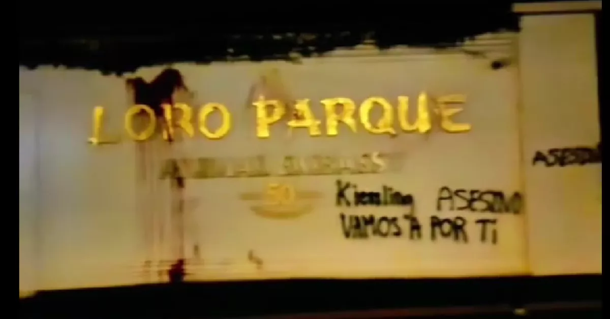 Pintada por activistas en el Loro Parque. /REDES