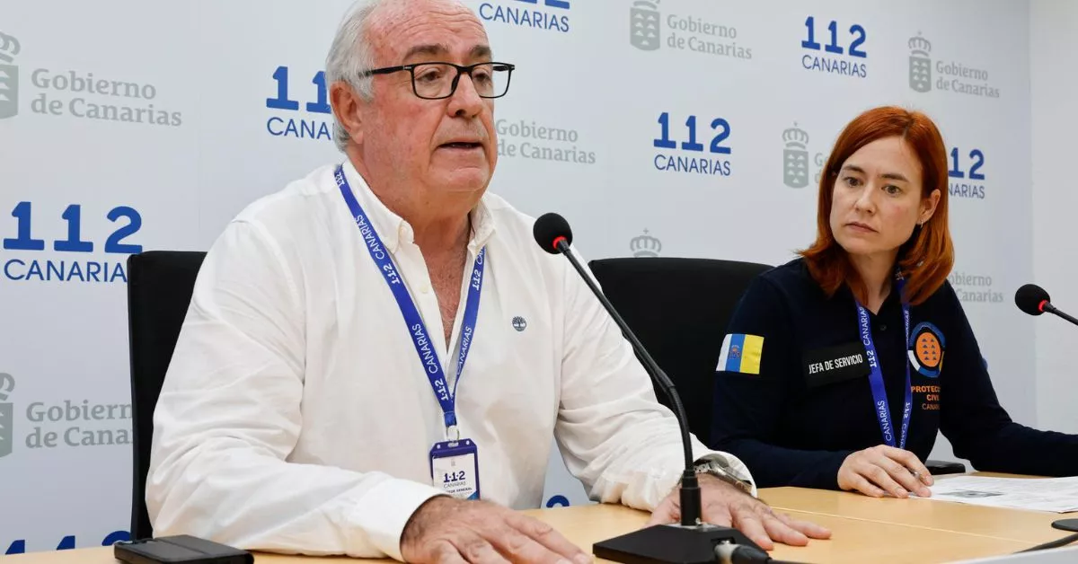El director de Emergencias del Gobierno de Canarias, Fernando Figuereo, y la jefa de Protección Civil y Atención de Emergencias, Monserrat Román. / EFE / ELVIRA URQUIJO