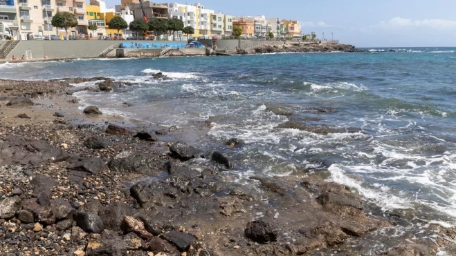 Hay cinco municipios del sureste y del sur en alerta por la evolución de la mancha de gasóleo, aunque sin restricciones al baño. En la imagen, la playa de Arinaga. / EFE/ QUIQUE CURBELO