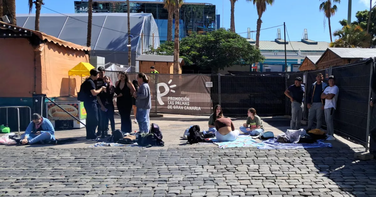Imagen de personas en la cola para ver a Maluma esta noche en el Carnaval de Las Palmas de Gran Canaria / AH