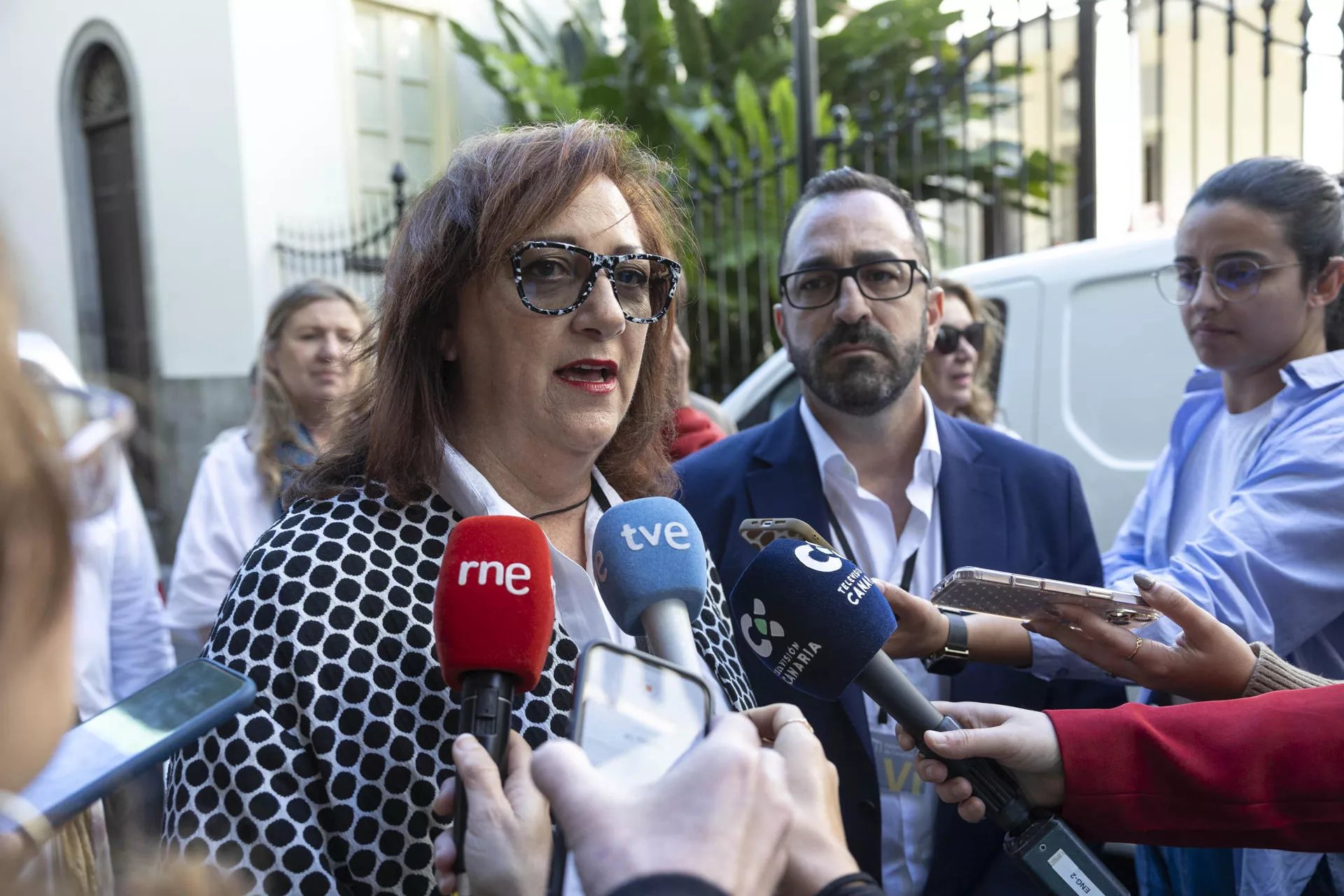 La presidenta y el vicepresidente de la Asociación Canaria del Alquiler Vacacional (ASCAV), Doris Borrego y Javier Valentín, vicepresidente y abogado / EFE- MIGUEL BARRETO