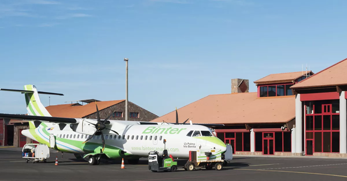 Un avión de Binter en el aeropuerto de El Hierro. / AENA