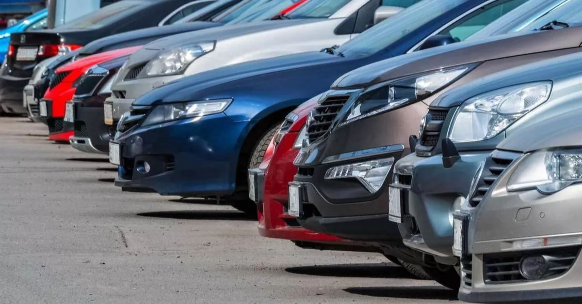 Coches de segunda mano y ocasión en un concesionario. /AH
