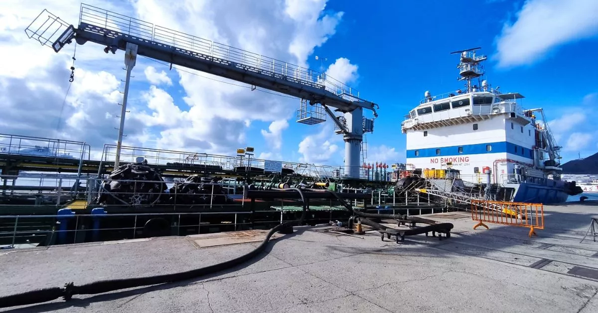 Una gabarra carga combustible en el Puerto de Las Palmas para luego suministrarlo en fondeo a los buques. / AH