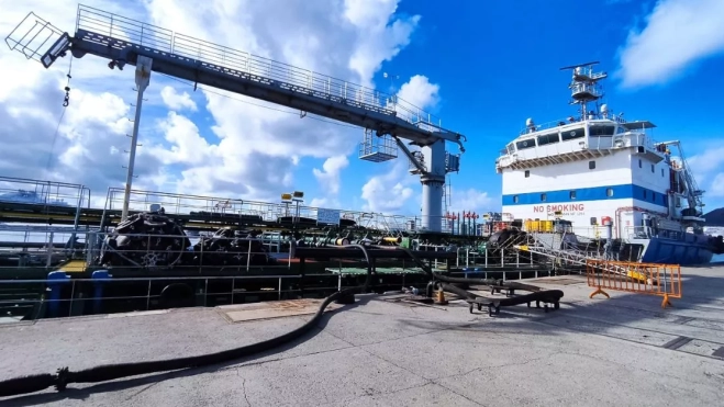 Una gabarra carga combustible en el Puerto de Las Palmas para luego suministrarlo en fondeo a los buques. / AH Una gabarra carga combustible en el Puerto de Las Palmas para luego suministrarlo en fondeo a los buques. / AH