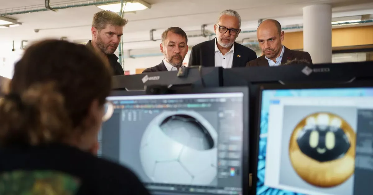 Imagen de una visita del alcalde de Santa Cruz y el portavoz del Gobierno de Canarias a un estudio de cine de animación / EFE