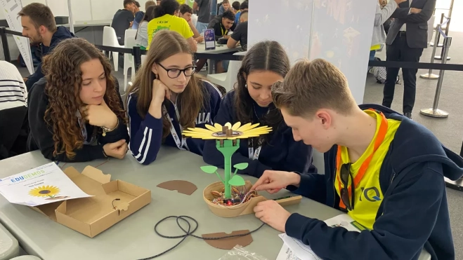 Emily, Ana y Kiara aprenden a montar el girasol y comprender el funcionamiento de la captación de energía / ATLÁNTICO HOY