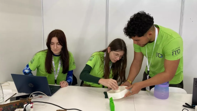 Irene e Isamar con su compañero mejorando el diseño de los demostradores sostenibles / ATLÁNTICO HOY