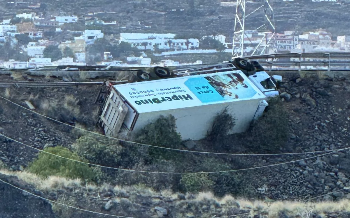 El camión de Hiperdino accidentado en la TF-1. / AH