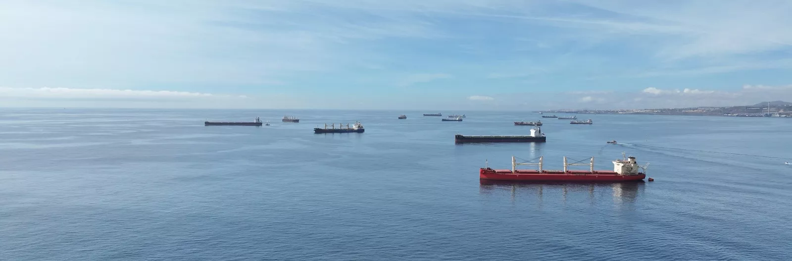 Zona de fondeo en el Puerto de Las Palmas, que está ordenada para darle servicio a los barcos, entre ellos el suministro de combustible mediante gabarra. / AH