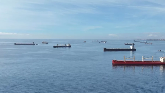 Zona de fondeo en el Puerto de Las Palmas, que está ordenada para darle servicio a los barcos, entre ellos el suministro de combustible mediante gabarra. / AH Zona de fondeo en el Puerto de Las Palmas, que está ordenada para darle servicio a los barcos, entre ellos el suministro de combustible mediante gabarra. / AH