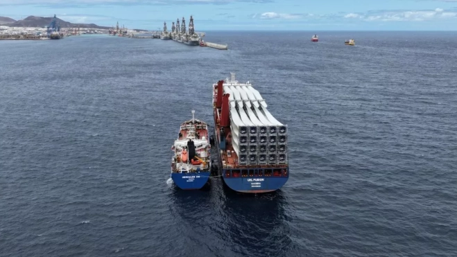 Una gabarra transfiera combustible a un buque en el Puerto de Las Palmas. / AH Una gabarra transfiera combustible a un buque en el Puerto de Las Palmas. / AH