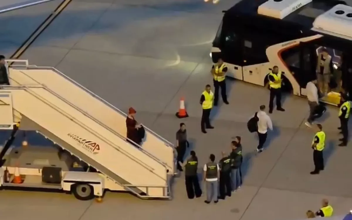 Tensión en un vuelo a Tenerife: la Guardia Civil espera a pie de pista a 15 pasajeros borrachos. / @controladores