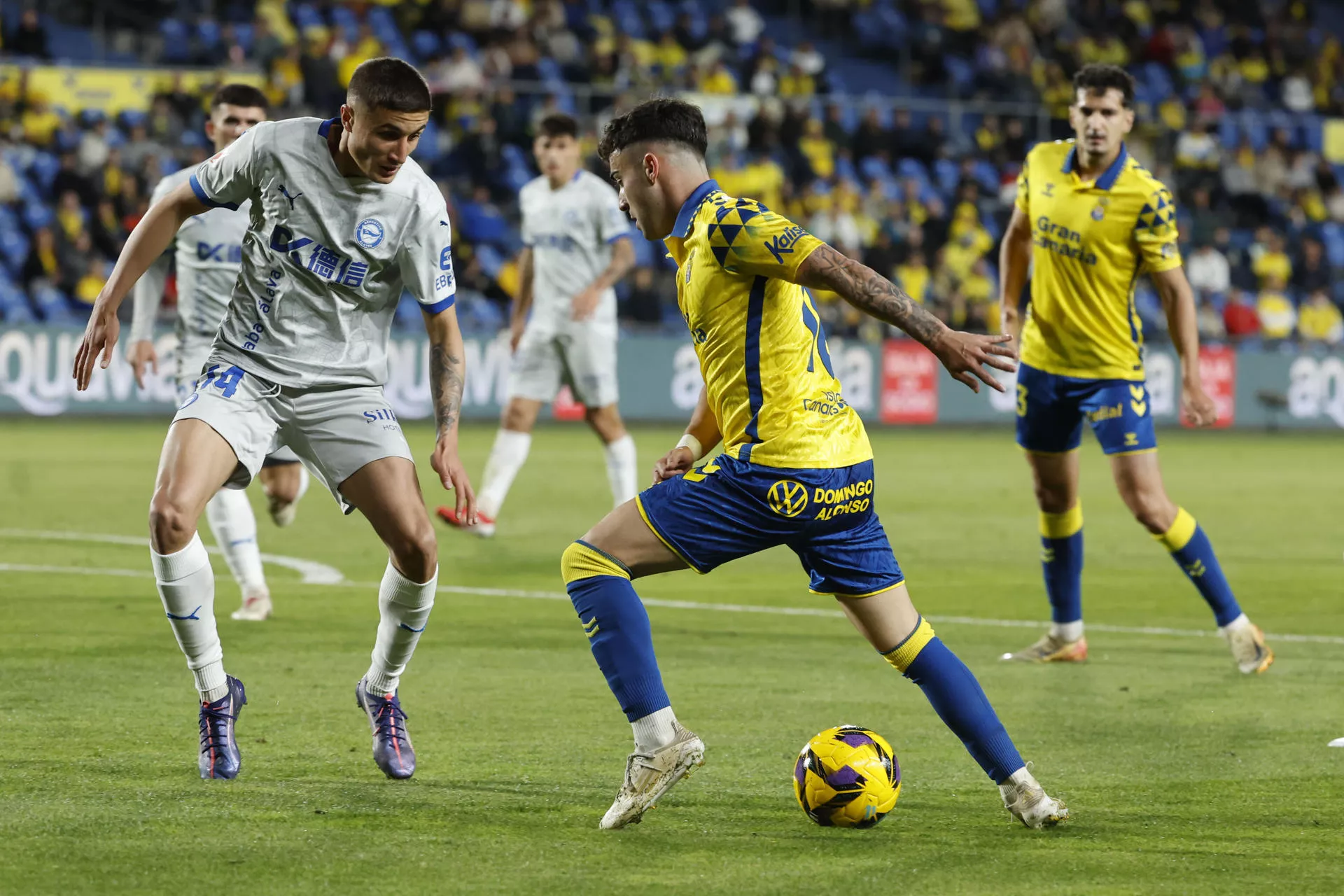 Un latigazo de Moleiro saca de un estado comatoso a la UD Las Palmas. / ELVIRA URQUIJO A.-EFE