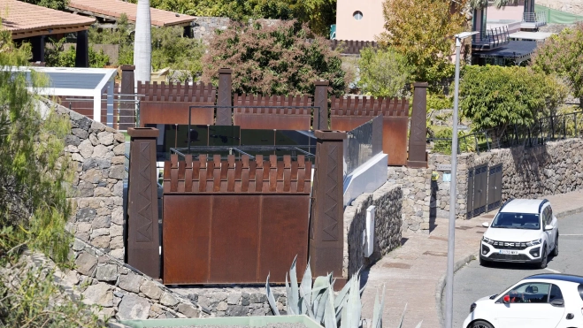 Liberan a las dos personas secuestradas en Maspalomas. En la imagen, el domicilio asaltado el miércoles en El Salobre. / ELVIRA URQUIJO A.-EFE