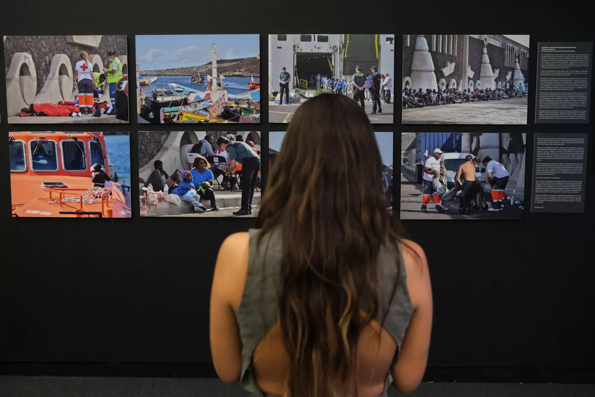 Fotos que golpean conciencias en Tenerife: 'La ruta canaria: 30 años de migración y muerte'. / ALBERTO VALDÉS-EFE