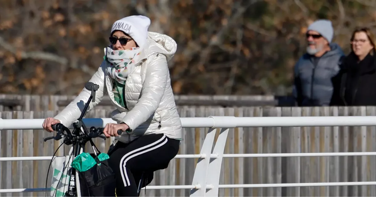 Imagen de una persona paseando con frío / EFE