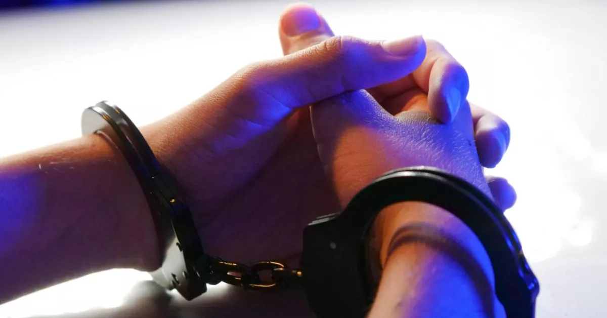 Imagen de una mujer detenida / PEXELS