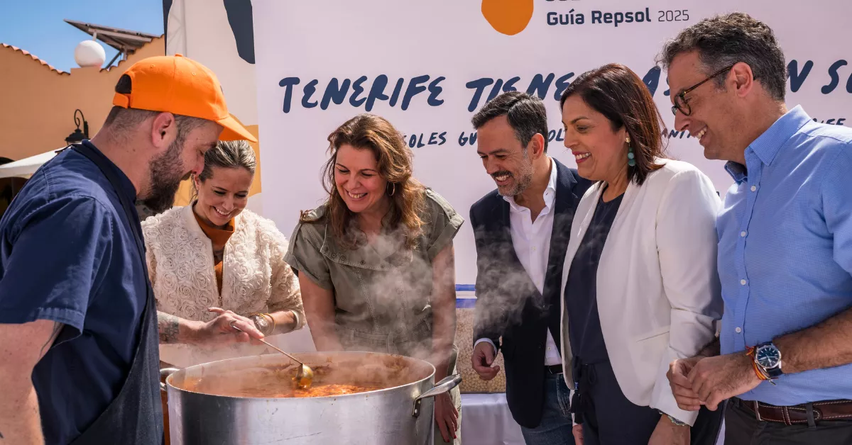 Autoridades junto a la gran garbanzada para mil personas con motivo de la Gala de Guía Repsol 2025 / GUÍA REPSOL 