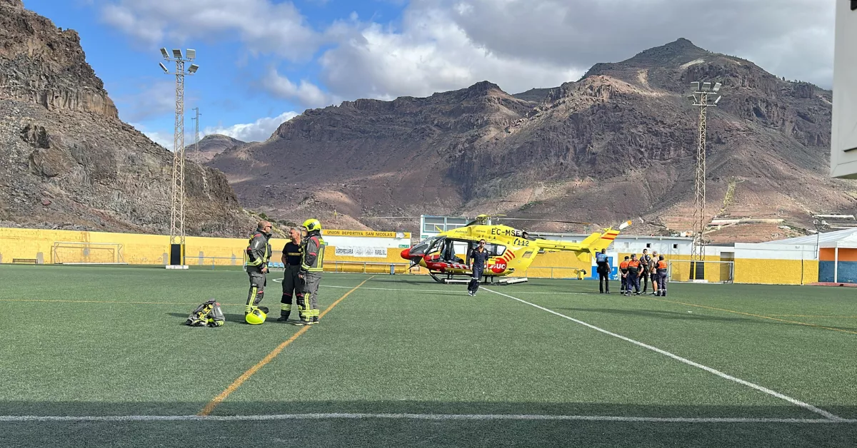 Helicóptero medicalizado del #SUC en el campo de fútbol de La Aldea de San Nicolás / 112