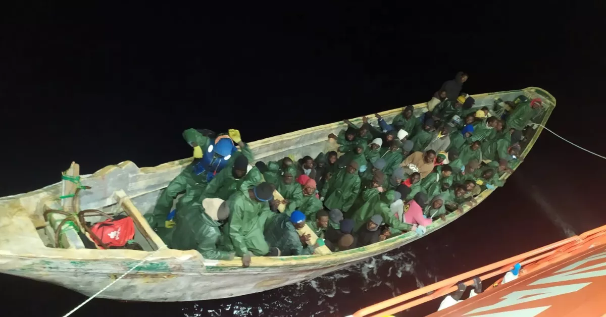 Un cayuco rescatado por Salvamento Marítimo / SALVAMENTO MARÍTIMO