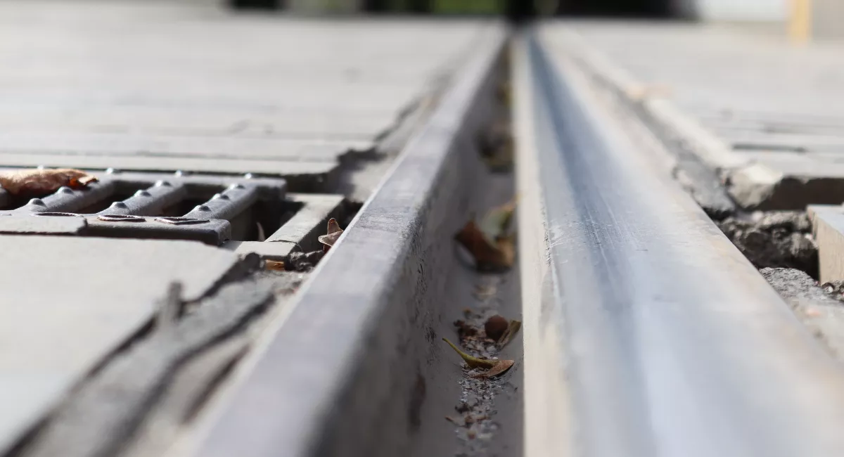 Polvo de sílice en las vías del tranvía. / ATLÁNTICO HOY